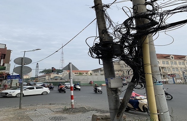 蜷局をまいた電柱2